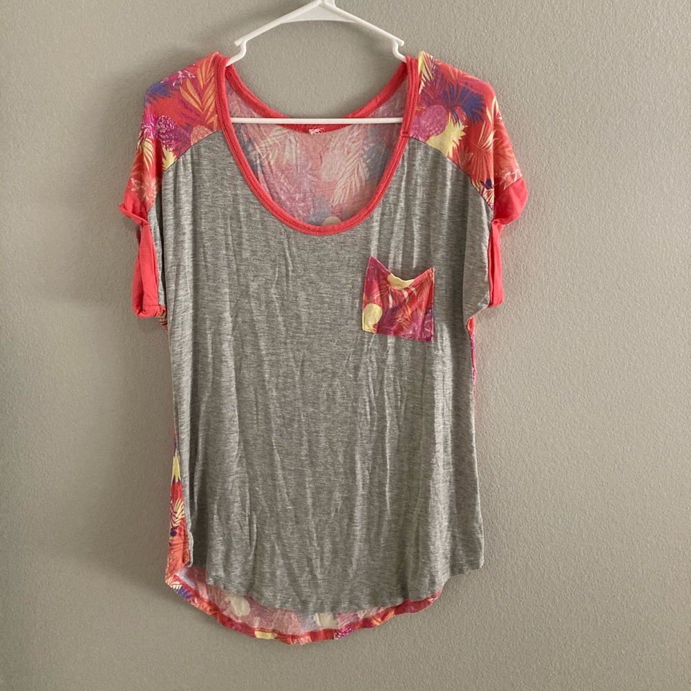 Adorable pineapple and palm leaf patterned tee!